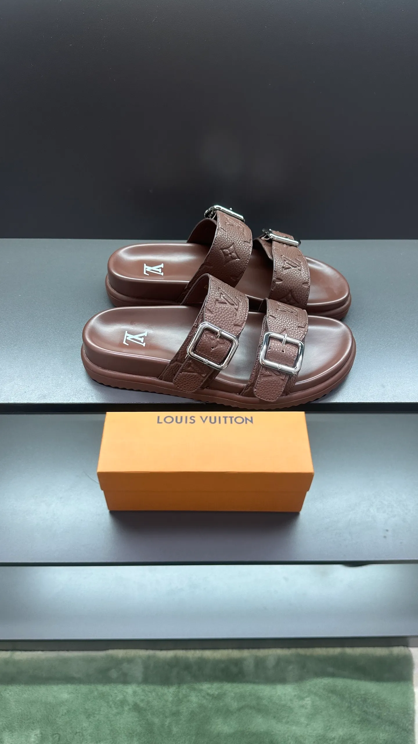 P320 🔍Top purchasing agent LV men's spring and summer slippers counter synchronized. The uppers are made of cowhide fabric imported from Italy, with logo graphics and high-quality craftsmanship. The soles are: original soles specially provided by the original factory. Exclusive molded soles are super comfortable. Original factory follow-up orders. 🔍🔍High quality. You can enter and exit the counter at will. Welcome to compare. Size 38-45
